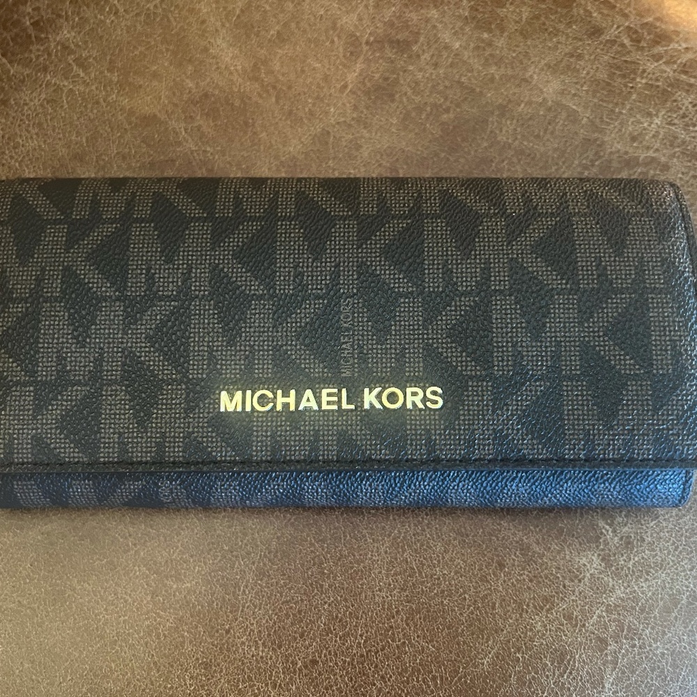 MICHAEL KORS Brown wallet like new